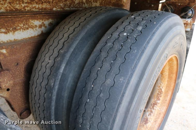 image for item DB9256 1977 Fruehauf dry van trailer