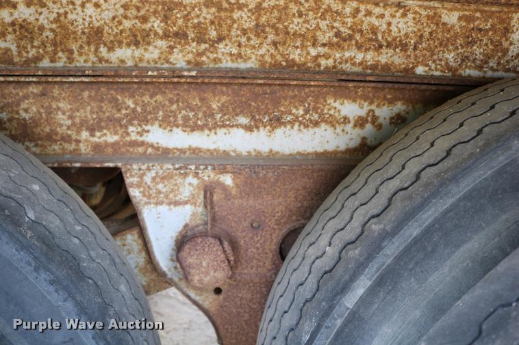 image for item DB9256 1977 Fruehauf dry van trailer