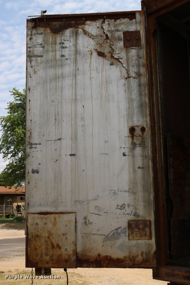 image for item DB9256 1977 Fruehauf dry van trailer