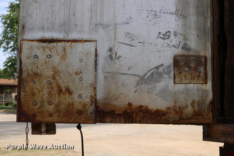 image for item DB9256 1977 Fruehauf dry van trailer