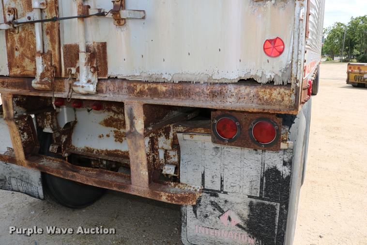 image for item DB9256 1977 Fruehauf dry van trailer