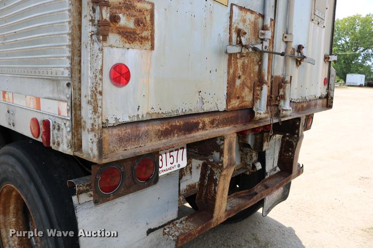 image for item DB9256 1977 Fruehauf dry van trailer