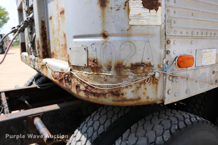 image for item DB9256 1977 Fruehauf dry van trailer