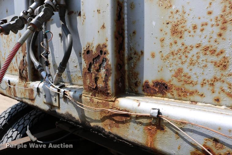 image for item DB9256 1977 Fruehauf dry van trailer