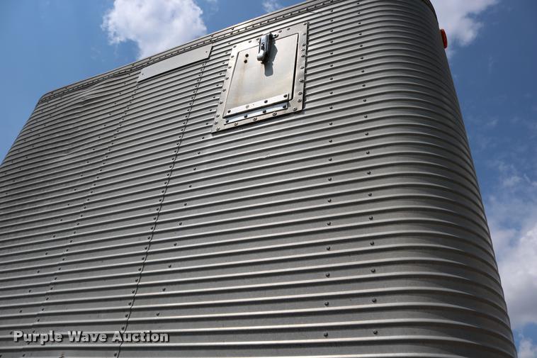 image for item DB9256 1977 Fruehauf dry van trailer