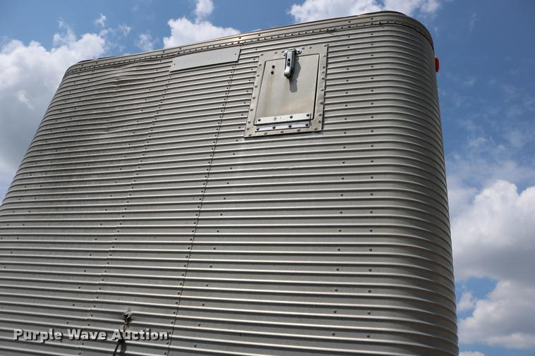 image for item DB9256 1977 Fruehauf dry van trailer