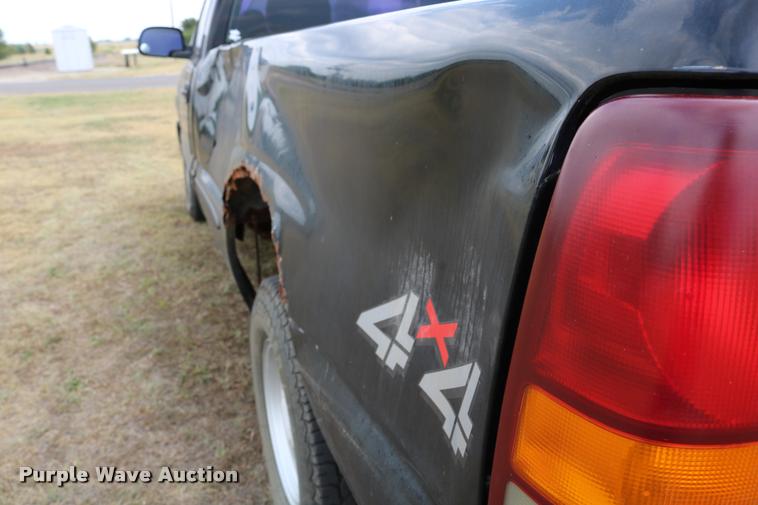 image for item DB9259 2000 GMC Sierra 1500 pickup truck