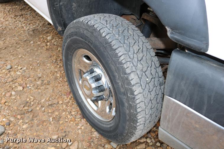 image for item DD0239 2003 Chevrolet Silverado 2500HD pickup truck
