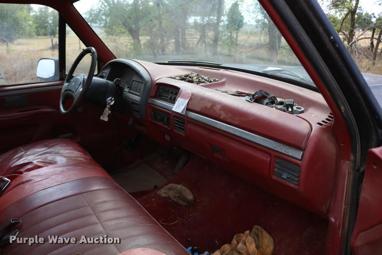 image for item DD0242 1992 Ford F150 pickup truck