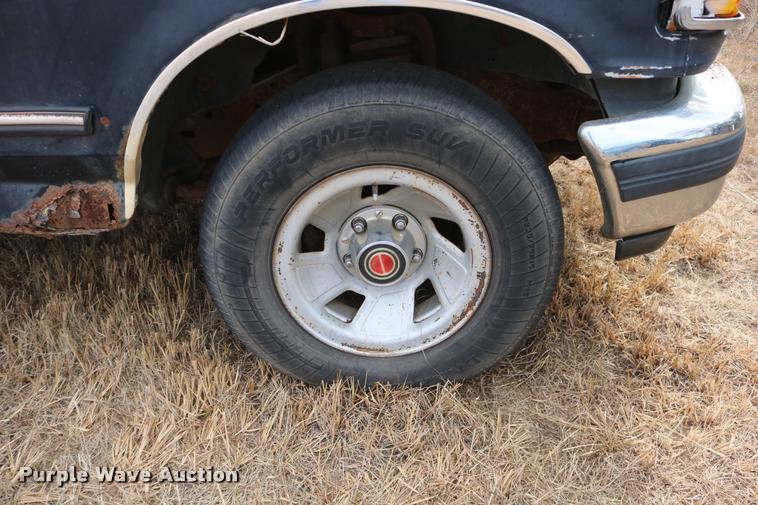 image for item DD0242 1992 Ford F150 pickup truck