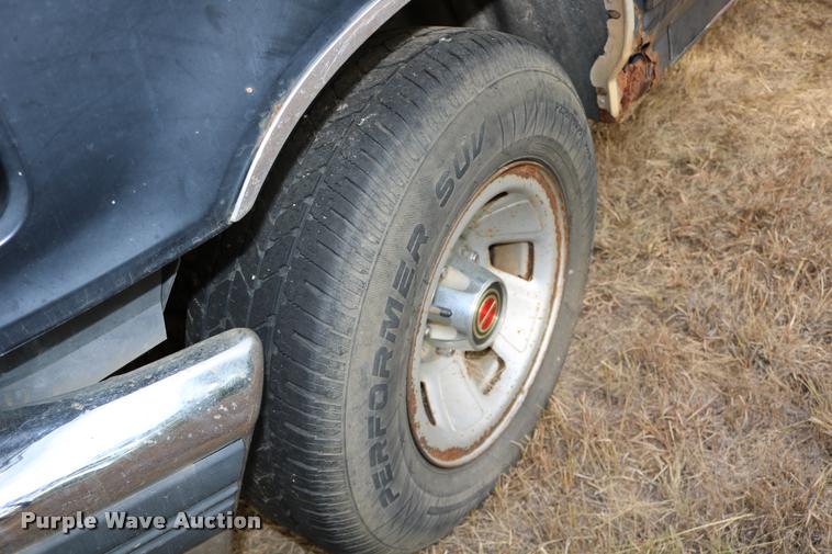 image for item DD0242 1992 Ford F150 pickup truck