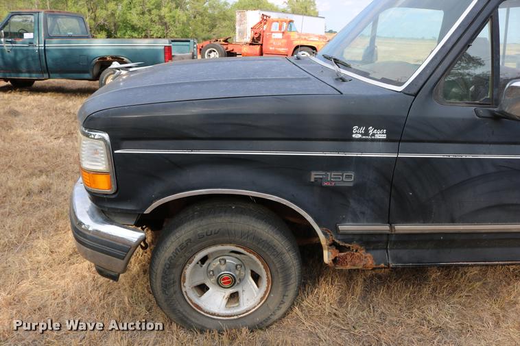 image for item DD0242 1992 Ford F150 pickup truck