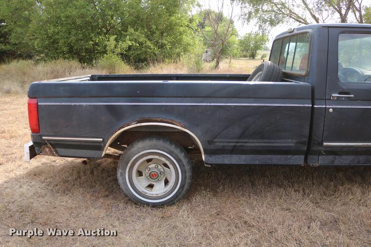 image for item DD0242 1992 Ford F150 pickup truck