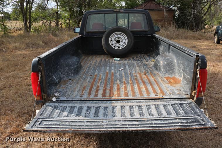 image for item DD0242 1992 Ford F150 pickup truck