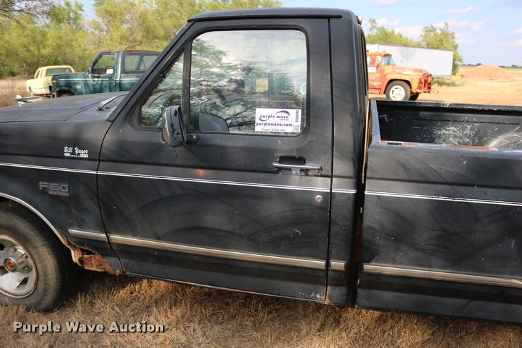 image for item DD0242 1992 Ford F150 pickup truck