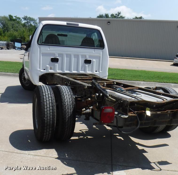 image for item DD0874 2004 Ford F350 Super Duty XL pickup truck cab and chassis
