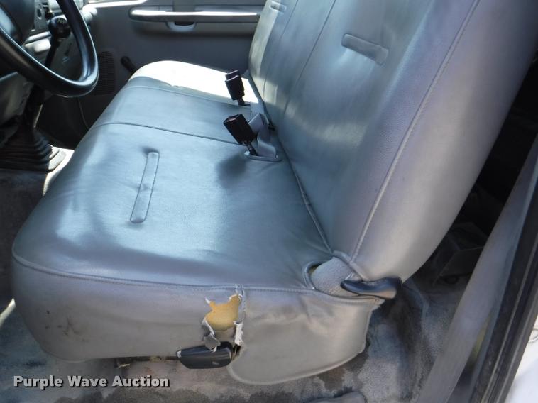 image for item DD0874 2004 Ford F350 Super Duty XL pickup truck cab and chassis