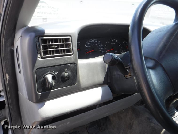 image for item DD0874 2004 Ford F350 Super Duty XL pickup truck cab and chassis