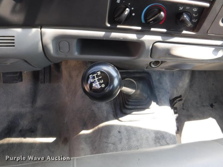 image for item DD0874 2004 Ford F350 Super Duty XL pickup truck cab and chassis