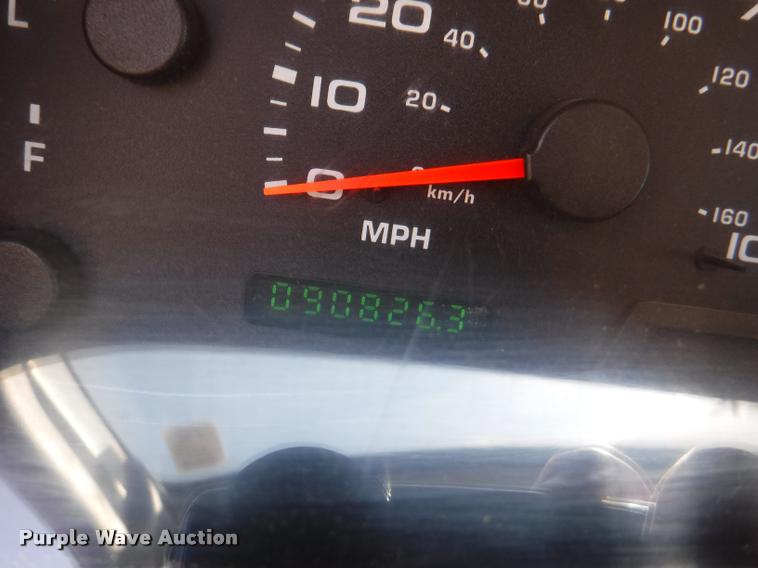 image for item DD0874 2004 Ford F350 Super Duty XL pickup truck cab and chassis