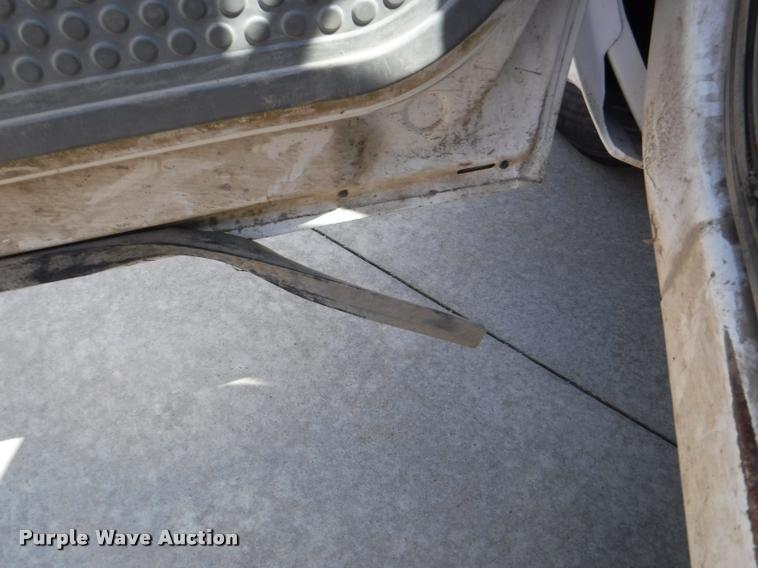 image for item DD0874 2004 Ford F350 Super Duty XL pickup truck cab and chassis