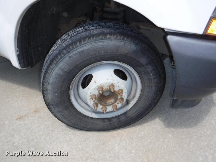 image for item DD0874 2004 Ford F350 Super Duty XL pickup truck cab and chassis