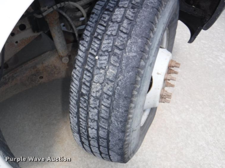 image for item DD0874 2004 Ford F350 Super Duty XL pickup truck cab and chassis