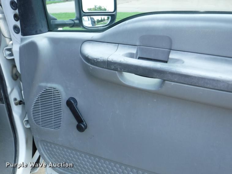 image for item DD0874 2004 Ford F350 Super Duty XL pickup truck cab and chassis