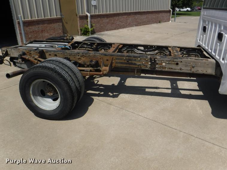 image for item DD0874 2004 Ford F350 Super Duty XL pickup truck cab and chassis