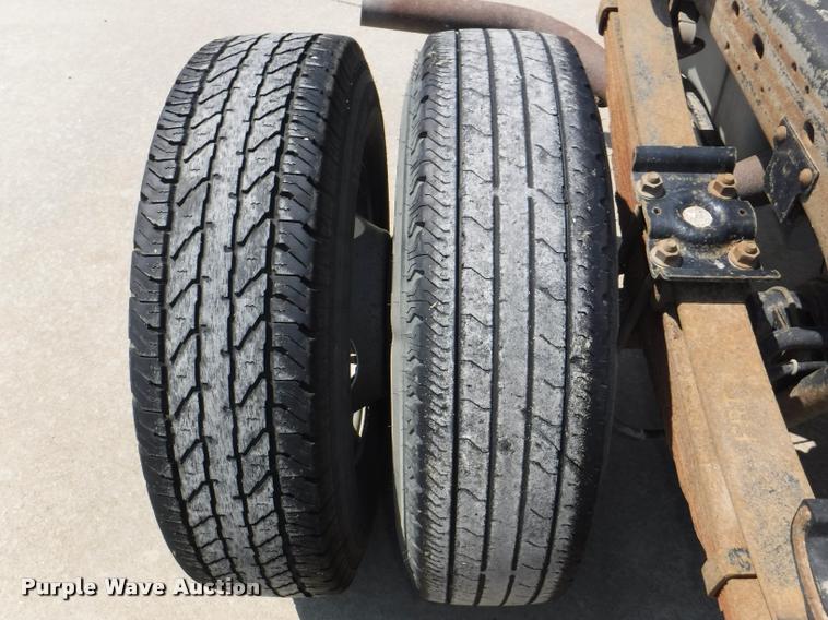 image for item DD0874 2004 Ford F350 Super Duty XL pickup truck cab and chassis