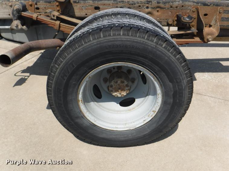 image for item DD0874 2004 Ford F350 Super Duty XL pickup truck cab and chassis