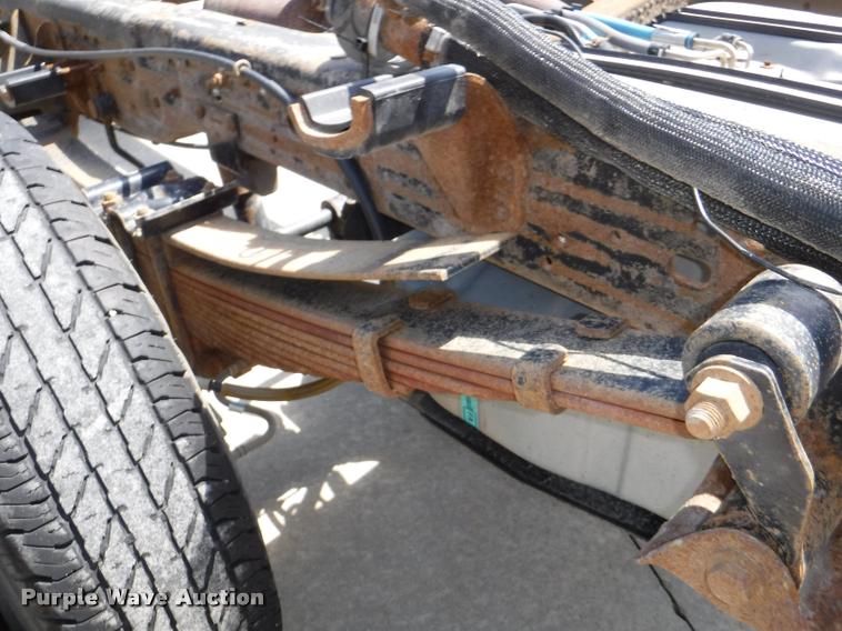 image for item DD0874 2004 Ford F350 Super Duty XL pickup truck cab and chassis