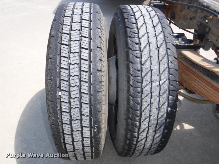 image for item DD0874 2004 Ford F350 Super Duty XL pickup truck cab and chassis