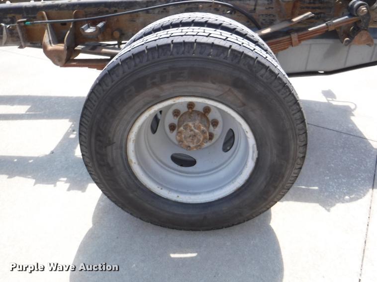 image for item DD0874 2004 Ford F350 Super Duty XL pickup truck cab and chassis