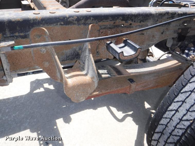 image for item DD0874 2004 Ford F350 Super Duty XL pickup truck cab and chassis