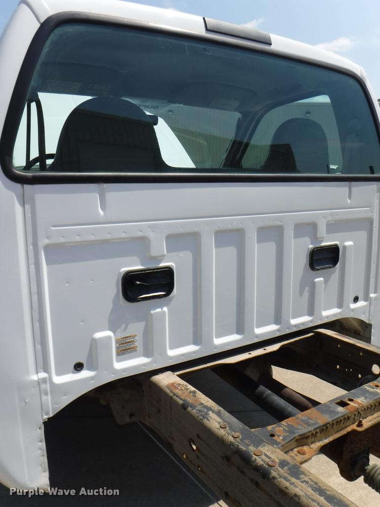 image for item DD0874 2004 Ford F350 Super Duty XL pickup truck cab and chassis