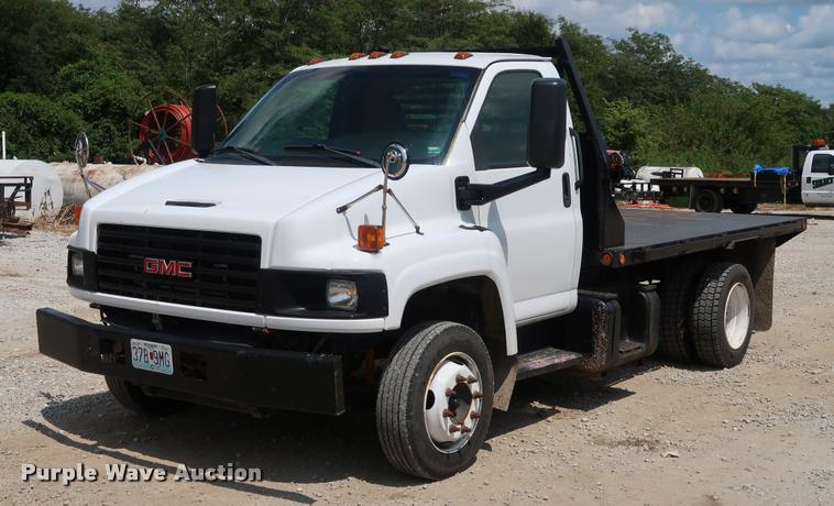 image for item DD1682 2004 GMC C5C042 flatbed truck