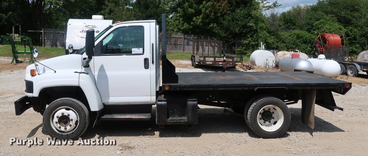 image for item DD1682 2004 GMC C5C042 flatbed truck