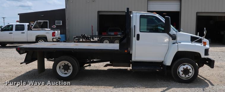 image for item DD1682 2004 GMC C5C042 flatbed truck
