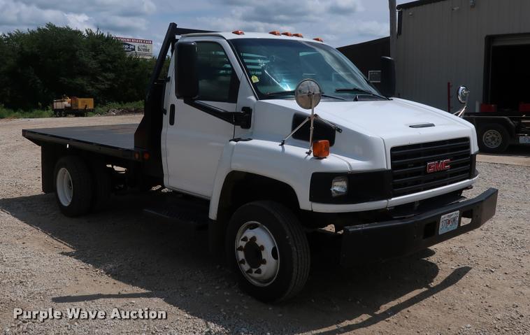 image for item DD1682 2004 GMC C5C042 flatbed truck