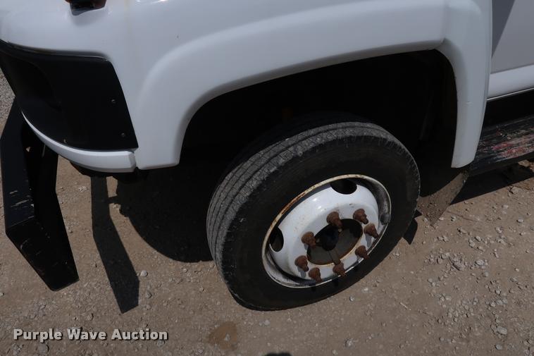 image for item DD1682 2004 GMC C5C042 flatbed truck