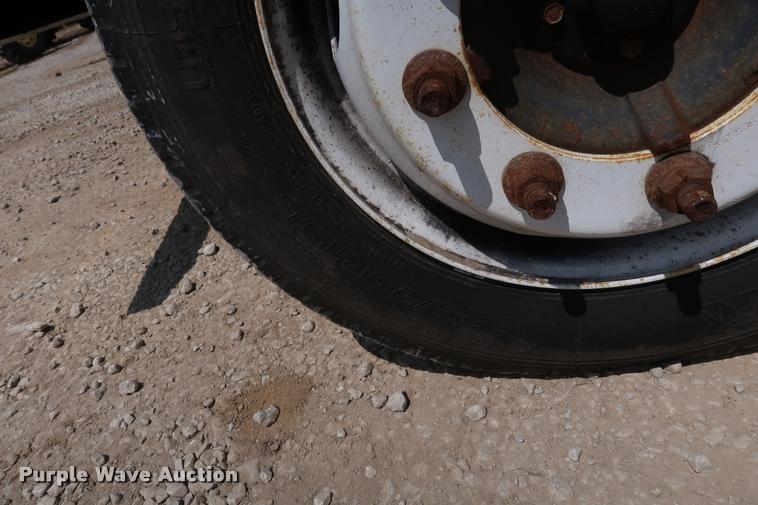 image for item DD1682 2004 GMC C5C042 flatbed truck