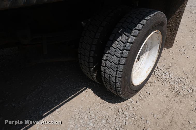 image for item DD1682 2004 GMC C5C042 flatbed truck