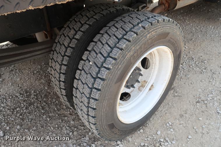 image for item DD1682 2004 GMC C5C042 flatbed truck