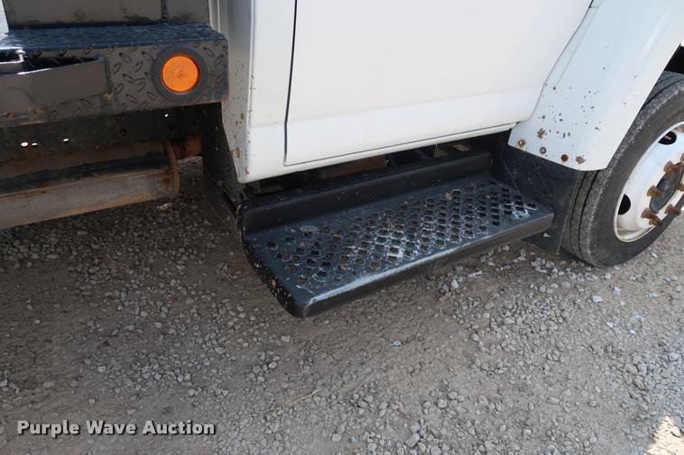 image for item DD1682 2004 GMC C5C042 flatbed truck