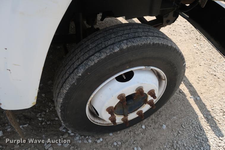 image for item DD1682 2004 GMC C5C042 flatbed truck