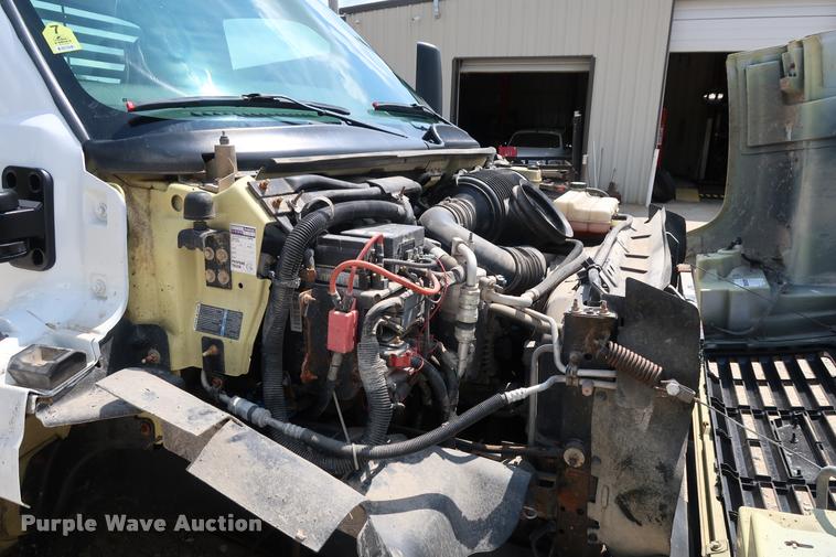 image for item DD1682 2004 GMC C5C042 flatbed truck