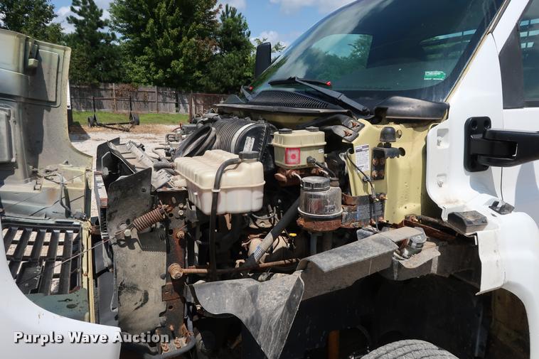 image for item DD1682 2004 GMC C5C042 flatbed truck