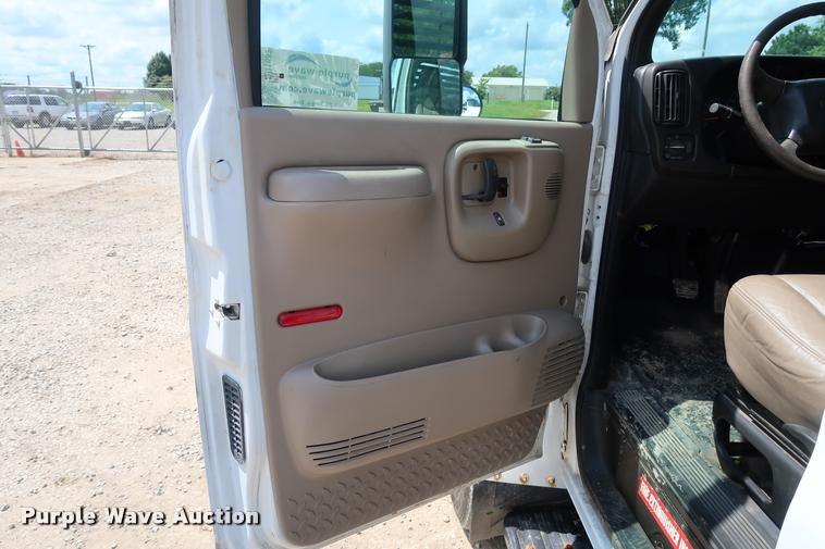 image for item DD1682 2004 GMC C5C042 flatbed truck