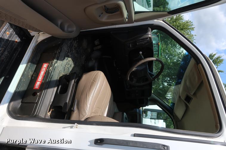 image for item DD1682 2004 GMC C5C042 flatbed truck